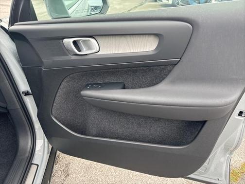2025 Volvo XC40 Plus Bright Theme