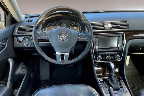 2015 Volkswagen Passat 1.8T Auto SEL Premium