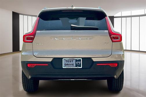 2026 Volvo XC40 B4 Plus