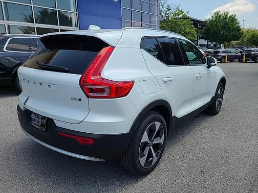 2025 Volvo XC40 Plus Bright Theme