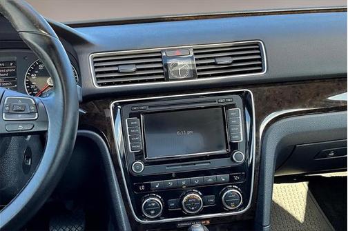 2015 Volkswagen Passat 1.8T Auto SEL Premium