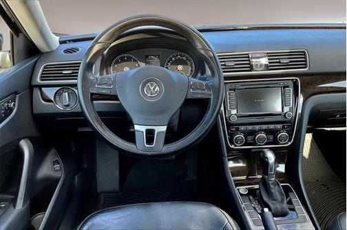 2015 Volkswagen Passat 1.8T Auto SEL Premium