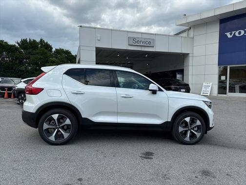 2025 Volvo XC40 Plus Bright Theme