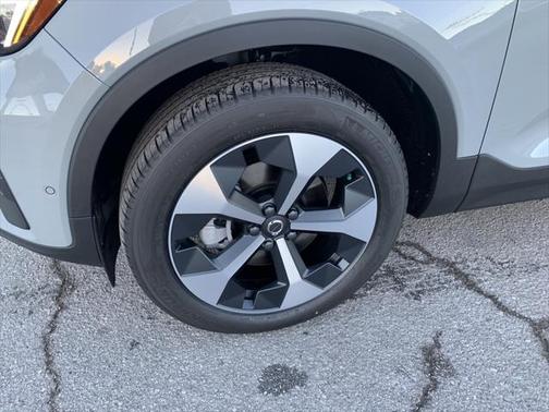 2025 Volvo XC40 B5 Plus Bright Theme