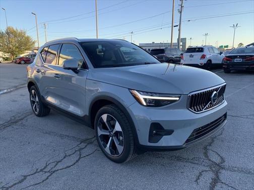 2025 Volvo XC40 B5 Plus Bright Theme