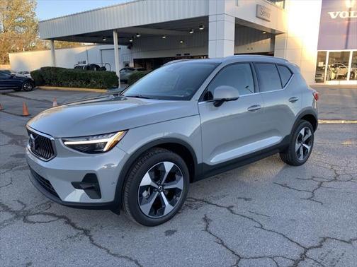 2025 Volvo XC40 B5 Plus Bright Theme