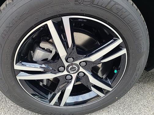 2025 Volvo XC40 Core Bright Theme