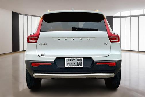 2020 Volvo XC40 T4 Momentum