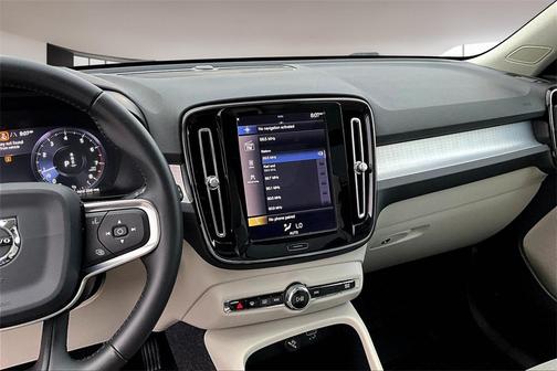 2020 Volvo XC40 T4 Momentum