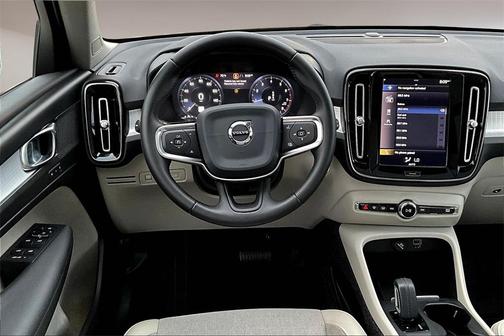2020 Volvo XC40 T4 Momentum