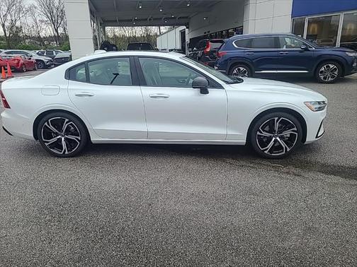 2024 Volvo S60 B5 Plus Dark Theme