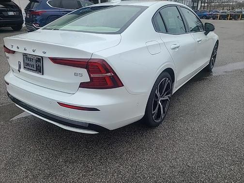 2024 Volvo S60 B5 Plus Dark Theme