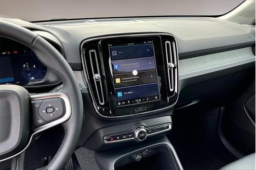 2025 Volvo XC40 B5 Plus Bright Theme