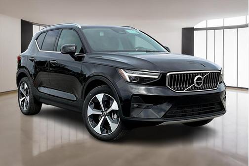 2025 Volvo XC40 B5 Plus Bright Theme