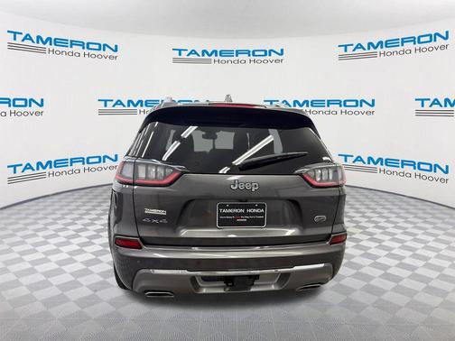 Granite Crystal Metallic Clearcoat 2019 Jeep Cherokee Overland