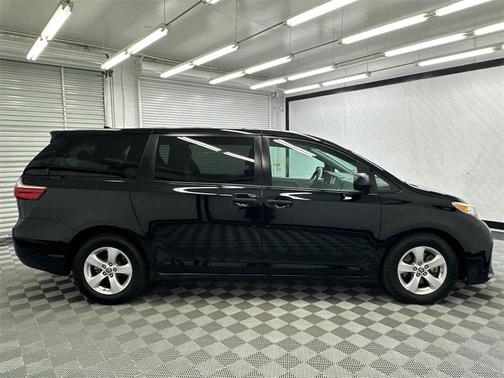 2020 Toyota Sienna SE