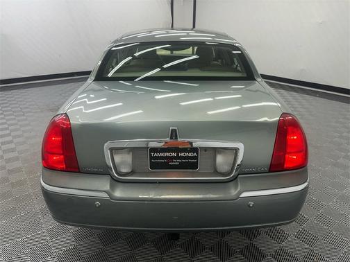 2004 Lincoln Town Car Signature