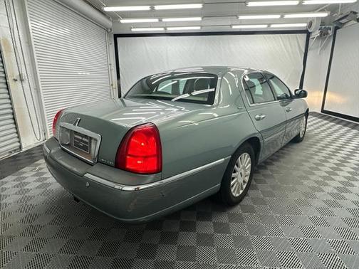 2004 Lincoln Town Car Signature