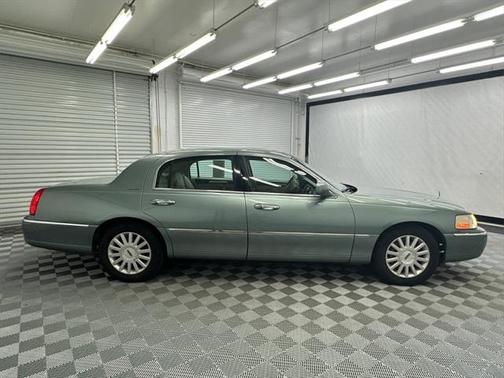 2004 Lincoln Town Car Signature