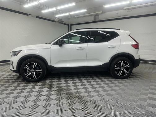 2024 Volvo XC40 B5 Core