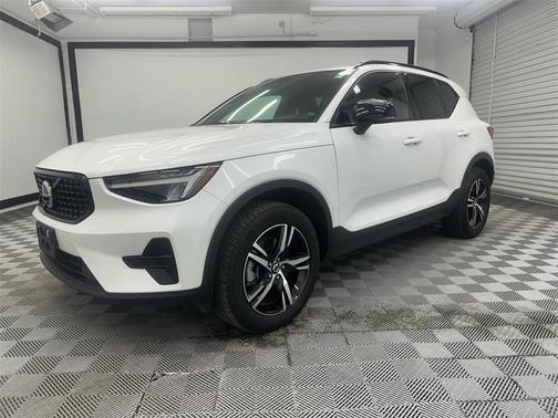2024 Volvo XC40 B5 Core