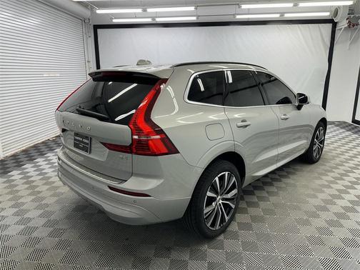 2022 Volvo XC60 B5 Momentum