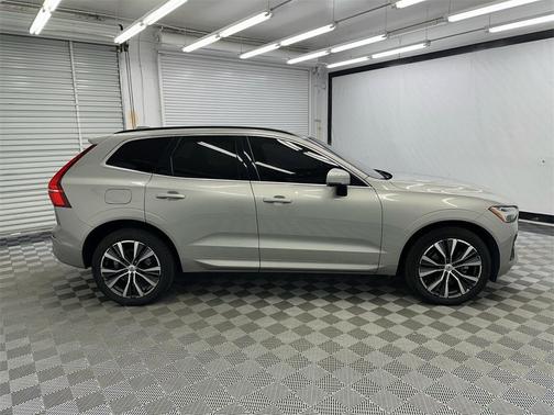 2022 Volvo XC60 B5 Momentum
