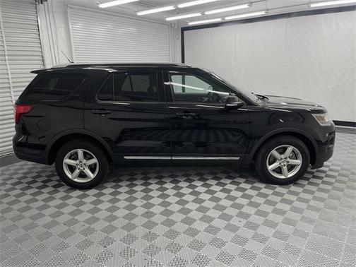 Photo 4 of 22 of 2018 Ford Explorer XLT