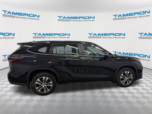 Midnight Black Metallic 2024 Toyota Highlander XLE