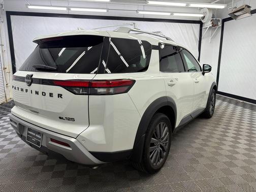 2023 Nissan Pathfinder SL FWD