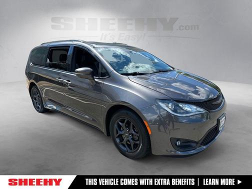 Crystal Metallic 2019 Chrysler Pacifica Limited