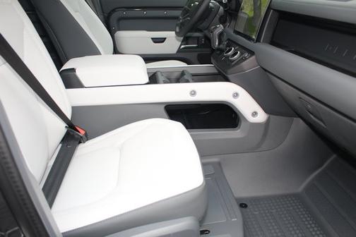 2025 Land Rover Defender X-Dynamic SE