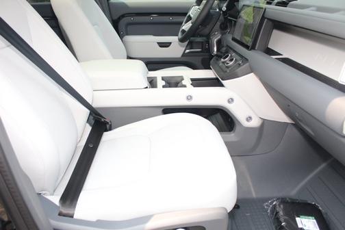 2025 Land Rover Defender X-Dynamic SE