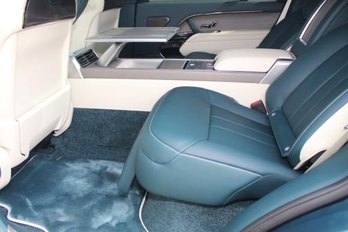 2025 Land Rover Range Rover SV