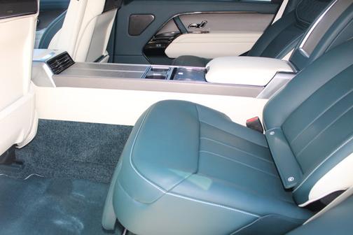 2025 Land Rover Range Rover SV