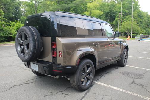 2025 Land Rover Defender X-Dynamic SE