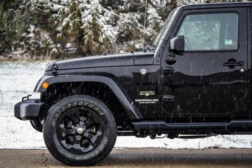 Photo 4 of 28 of 2017 Jeep Wrangler Unlimited Sahara