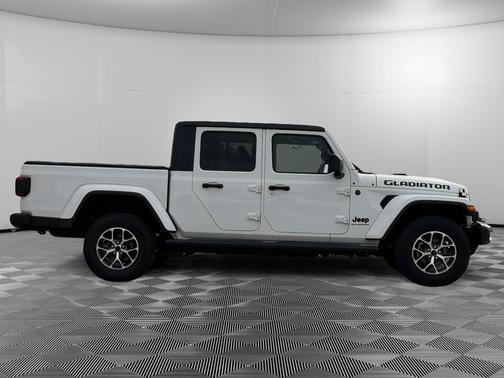 Bright White Clearcoat 2024 Jeep Gladiator Sport S