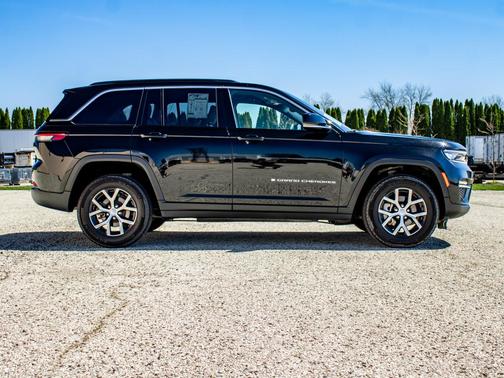 Diamond Black Crystal Pearlcoat 2024 Jeep Grand Cherokee Limited