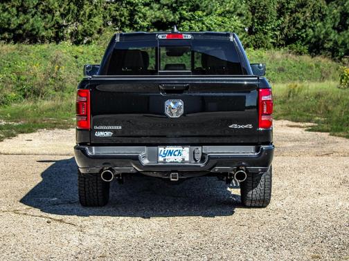 Diamond Black Crystal Pearlcoat 2023 RAM 1500 Laramie