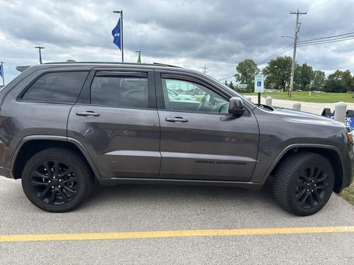 Granite Crystal Metallic Clearcoat 2021 Jeep Grand Cherokee Laredo