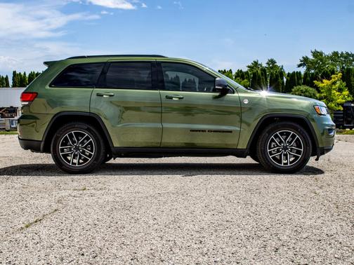 Green Metallic Clearcoat 2021 Jeep Grand Cherokee Trailhawk