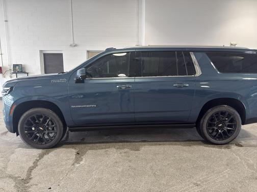 2025 Chevrolet Suburban 4WD High Country