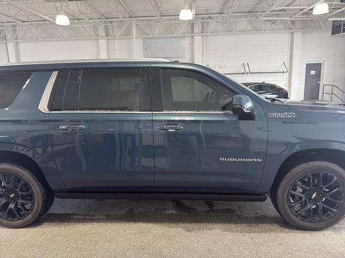 2025 Chevrolet Suburban 4WD High Country