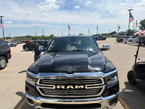 Diamond Black Crystal Pearlcoat 2019 RAM 1500 Laramie