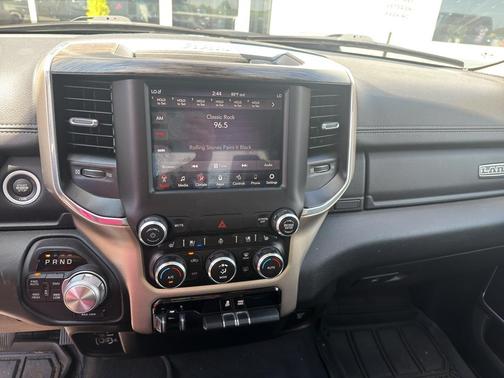 Diamond Black Crystal Pearlcoat 2019 RAM 1500 Laramie