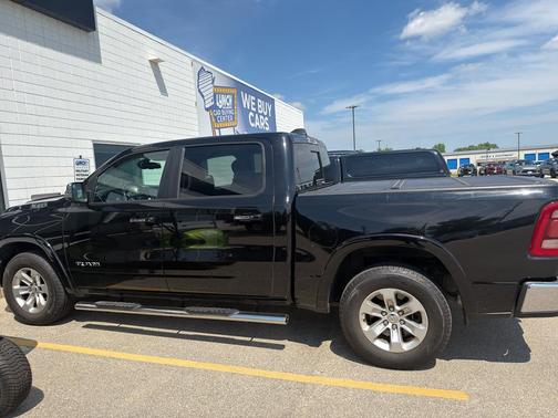 Diamond Black Crystal Pearlcoat 2019 RAM 1500 Laramie