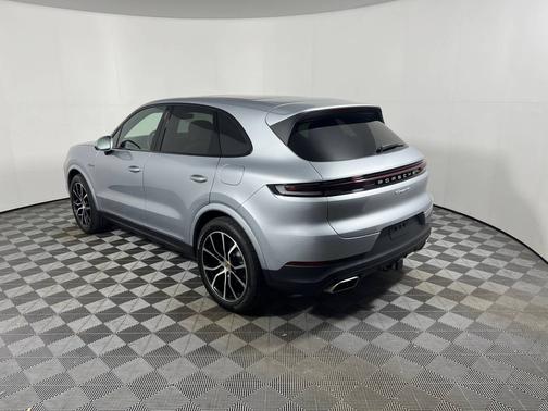 Dolomite Silver Metallic 2026 Porsche Cayenne