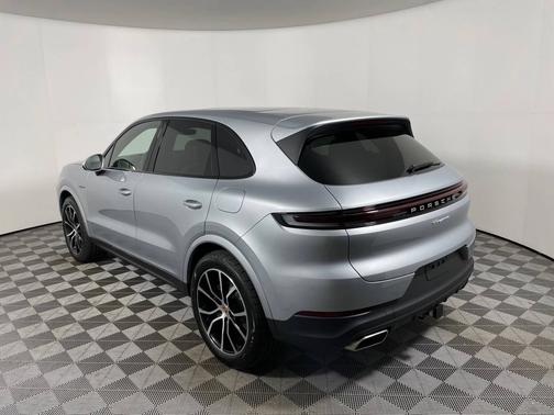 Dolomite Silver Metallic 2026 Porsche Cayenne