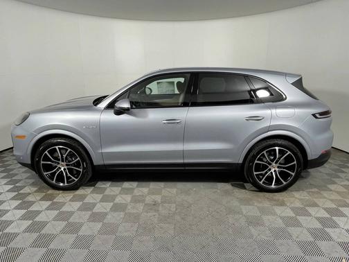 Dolomite Silver Metallic 2026 Porsche Cayenne